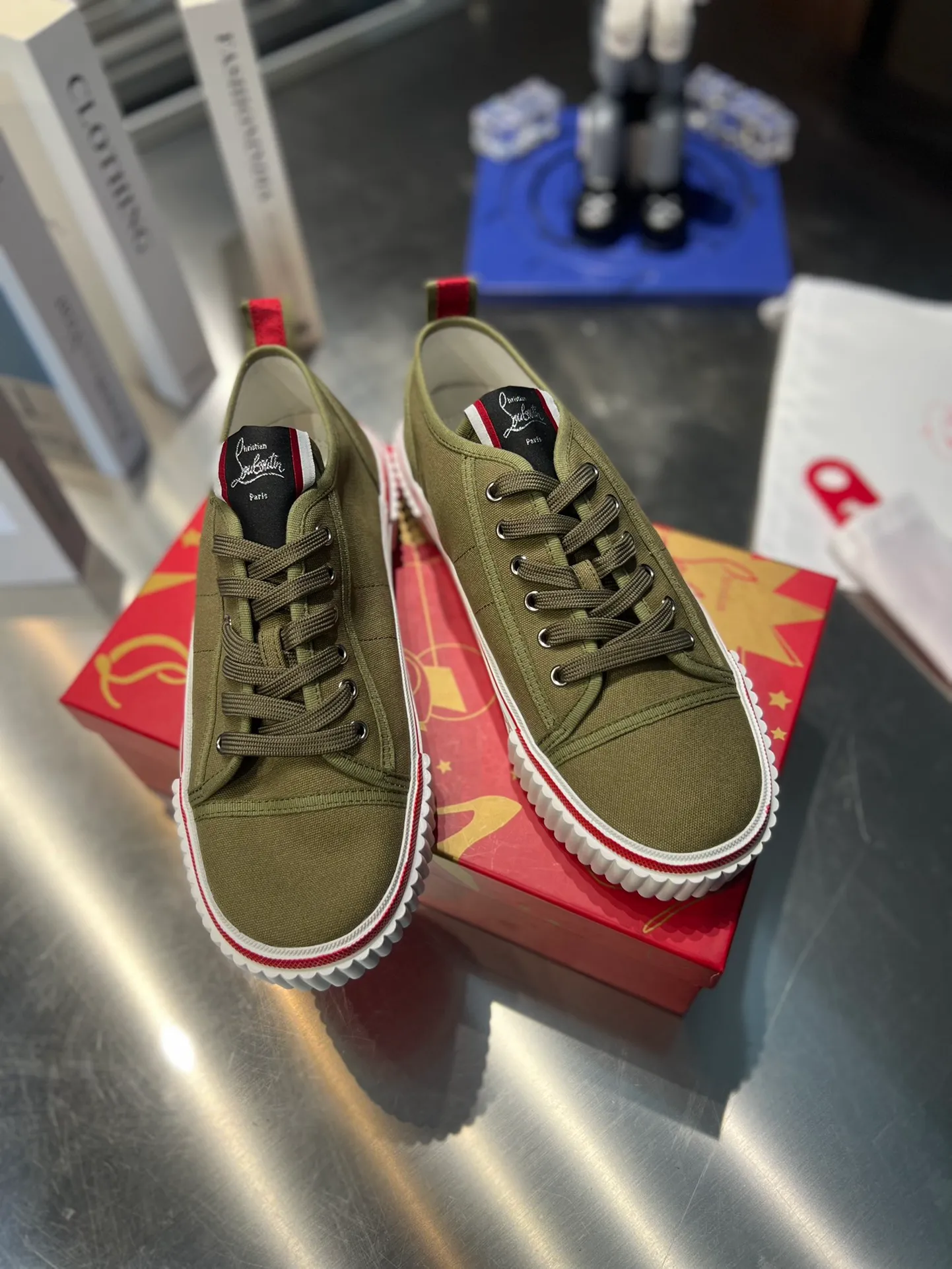 👟👟Ex-factory price 500👟👟 ╔Low top canvas air force white model╗ ·Top version customization·2023𝐬𝐬 𝑪𝒉𝒓𝒊𝒔𝒕𝒊𝒂𝒏 𝑳𝒐𝒖𝒃𝒐𝒖𝒕𝒊𝒏 ▪️No matter the last shape, fabric, diamonds, nails, lining, outsole, they are as close as possible to ZP... ▪️The original sole is specially provided by the original factory ▪️The lining is imported water-dyed cowhide ▪️Private customization time is about 3-7 days —————— Size: Women's 35M-41M Men's 38M-46M